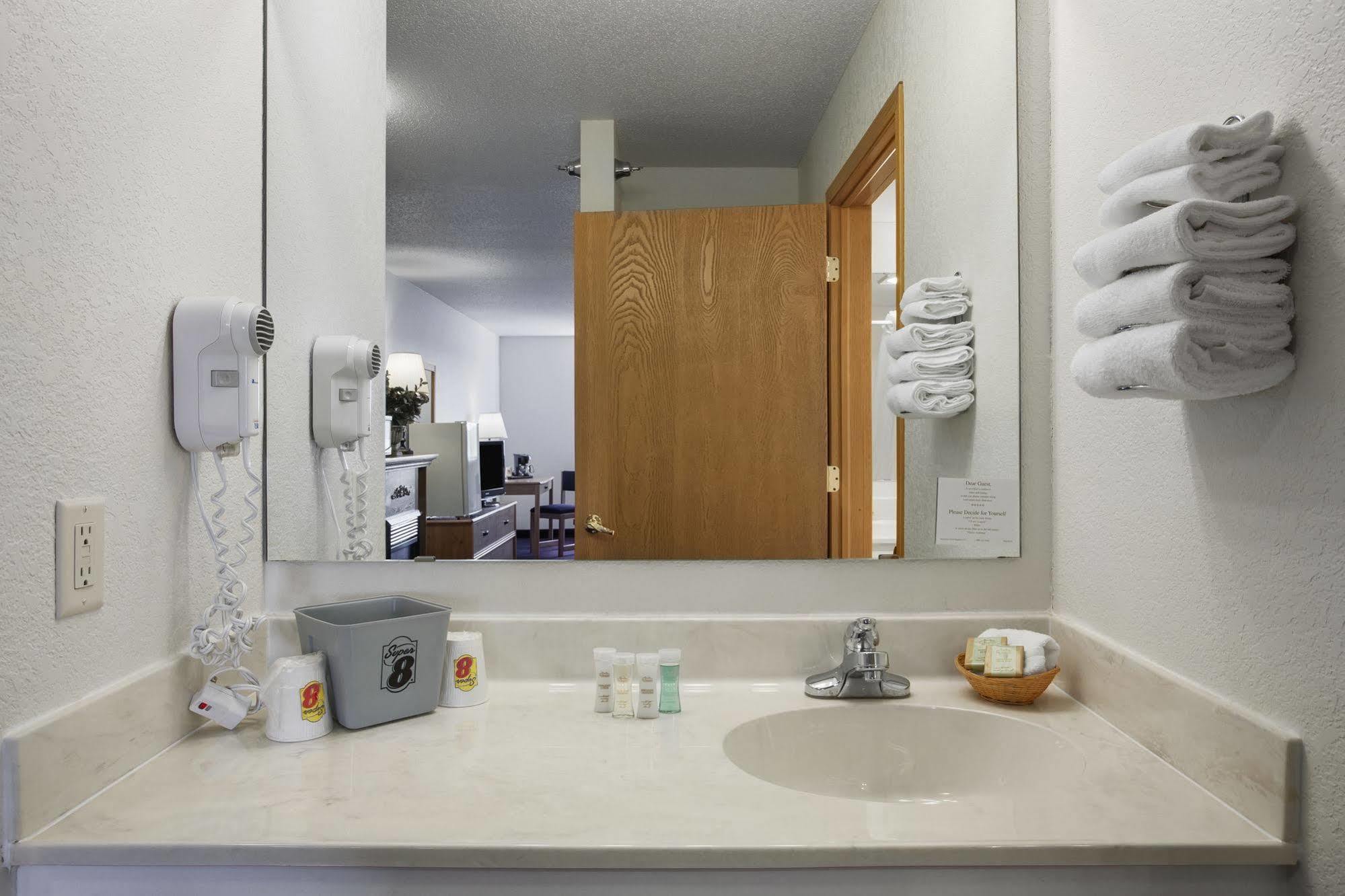 Super 8 By Wyndham St. James Экстерьер фото